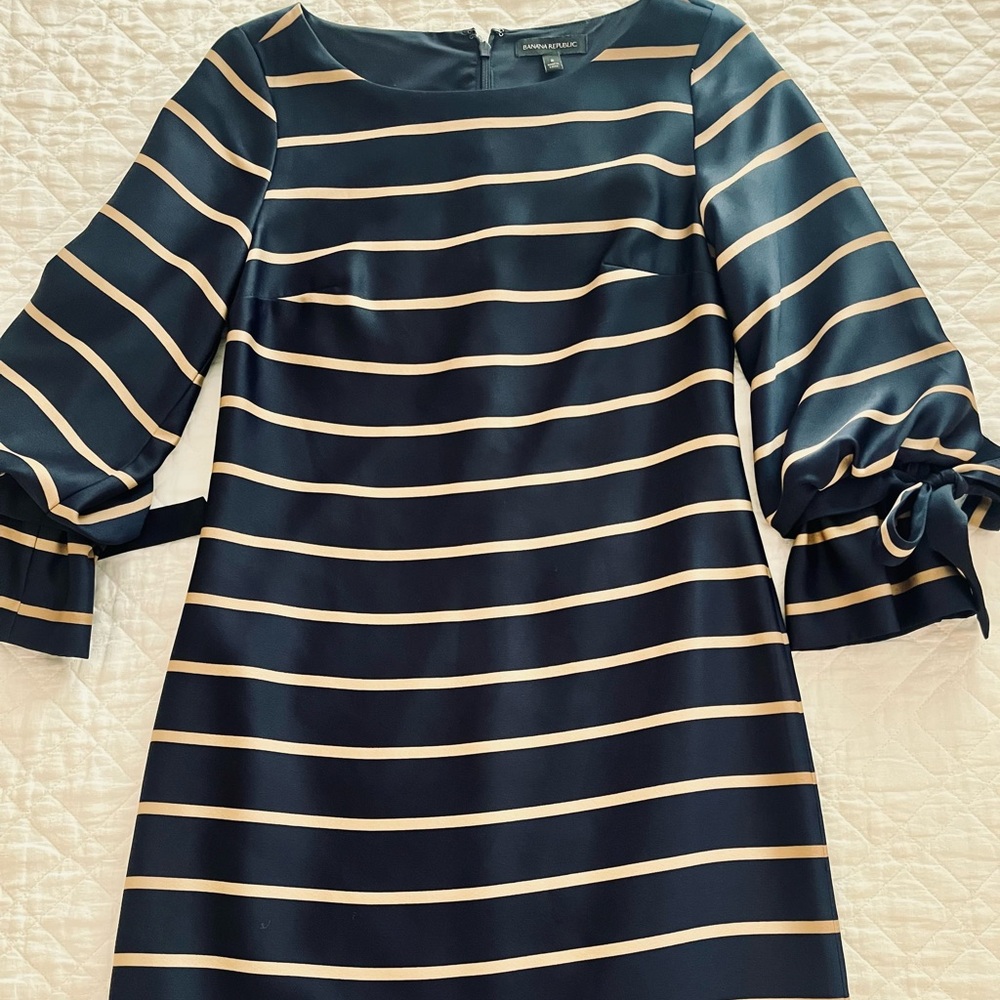 EUC - Lovely navy striped shift dress with the perfect boat neck
